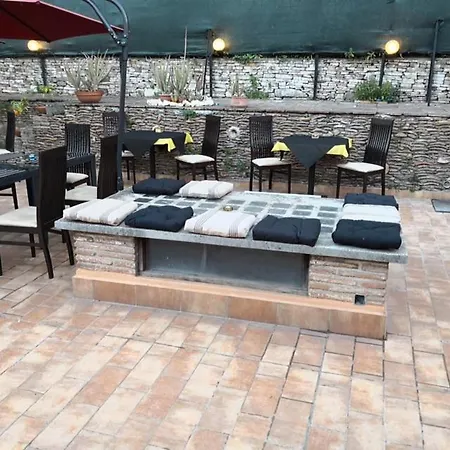 La Terrazza Al Monte Dei Cocci Frühstückspension *